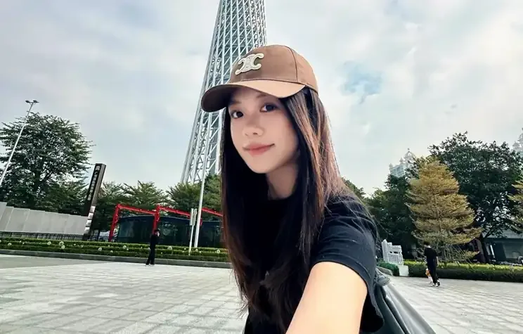 Qwen-Image-2.1 发布:直出透明 PNG,支持最多 10 张参考图,ComfyUI 已原生支持 Qwen-Image-2.1 发布:直出透明 PNG,支持最多 10 张参考图,ComfyUI 已原生支持
